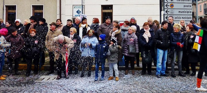 Carnevale di Santhià - an old man gets confetti-ed